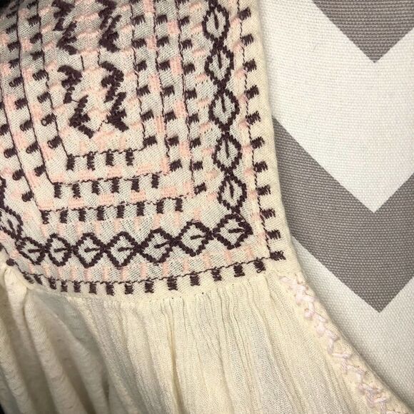 Lucky Brand Beige V-Neck Embroidered Peasant Top - Picture 4 of 8